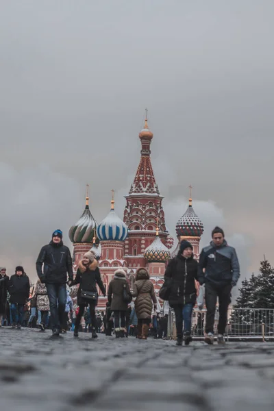 Un turista utiliza su teléfono inteligente para tomar una foto de la famosa St. Catedral de Basilio en la Plaza Roja de Moscú, Rusia — Foto de Stock