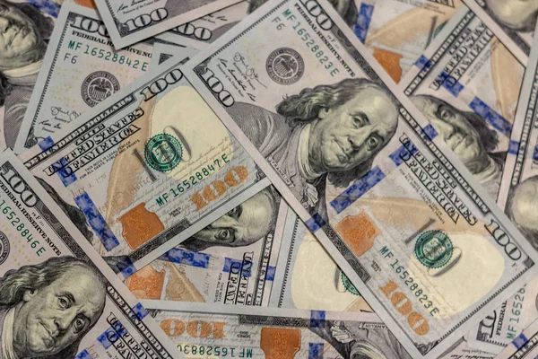 Stapel neuer Dollarscheine als Hintergrund. Aussichtspunkt von oben — Stockfoto