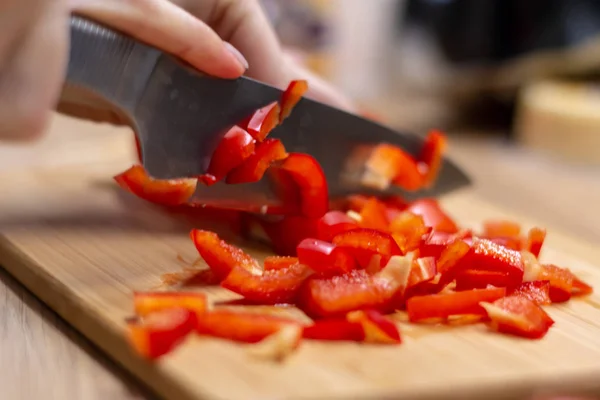 Женщина руки режет овощи на кухне — стоковое фото