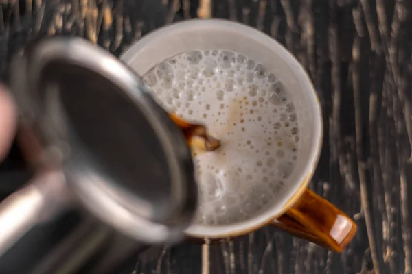 Imagen de primer plano de manos masculinas vertiendo café y leche artista y concepto de preparación, café de la mañana . —  Fotos de Stock