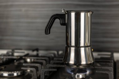 Gayzer kahve makinesi alüminyum soba üzerinde