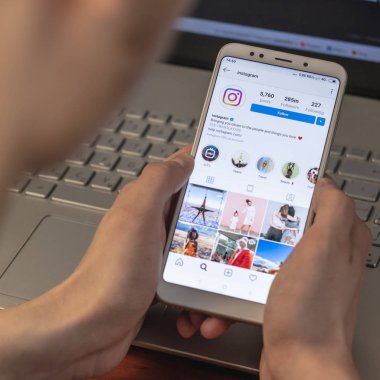 Magnitogorsk, Rusya-14 Mart 2019: genç bir adam açık bir instagram uygulaması ve bir instagram hesabı ile bir akıllı telefon tutar. İletişim kavramı, yaşam tarzı ve sosyal ağ.