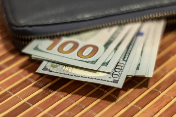 Fan-Hundert-Dollar-Scheine im schwarzen Portemonnaie — Stockfoto