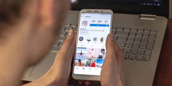 Magnitogorsk, Oroszország-március 14, 2019: egy fiatalember rendelkezik egy okostelefon nyílt Instagram alkalmazás és Instagram számla. A kommunikáció, az életstílus és a szociális háló fogalma. Stock Fotó