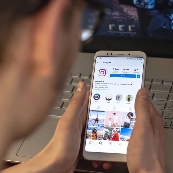 Magnitogorsk, Oroszország-március 14, 2019: egy fiatalember rendelkezik egy okostelefon nyílt Instagram alkalmazás és Instagram számla. A kommunikáció, az életstílus és a szociális háló fogalma. Stock Fotó