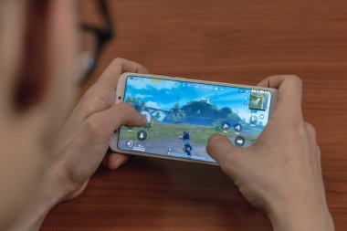 Magnitogorsk, Rusya-14 Mart 2019: genç bir adam Pubg Mobile oynar: Playerunknowns Battlegrounds Mobile bir hayatta kalma ve rekabet oyunu ile ücretsiz bir online birinci şahıs shooter oyunudur