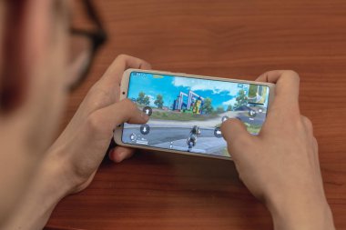 Magnitogorsk, Rusya-14 Mart 2019: genç bir adam Pubg Mobile oynar: Playerunknowns Battlegrounds Mobile bir hayatta kalma ve rekabet oyunu ile ücretsiz bir online birinci şahıs shooter oyunudur