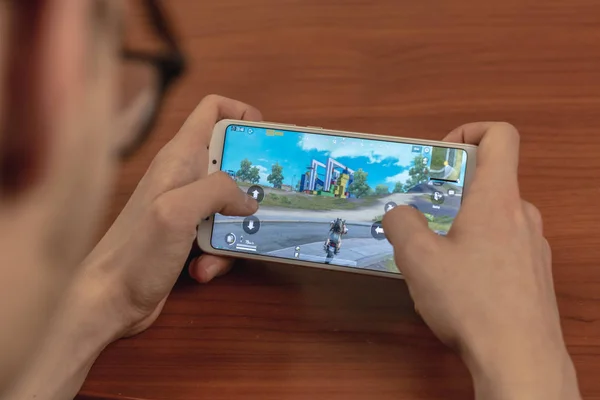 Magnitogorsk, Rusland-14 maart 2019: een jonge man speelt Pubg mobiel: Playerunknowns slagvelden Mobile is een gratis online first-person shooter spel met een Survival and competition spel — Stockfoto