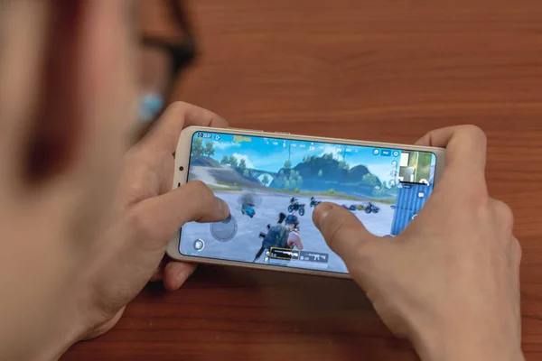 Magnitogorsk, Rússia - 14 de março de 2019: Um jovem joga Pubg Mobile: PlayerUnknowns Battlegrounds Mobile é um jogo de tiro em primeira pessoa online gratuito com um jogo de sobrevivência e competição Imagens Royalty-Free