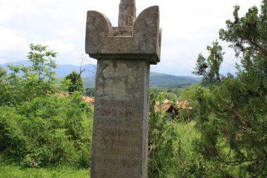 yeşil ağaçlar arasında eski rustik anıt 