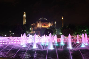 Ayasofya Müzesi önünde çeşmede gece, Istanbul, Türkiye