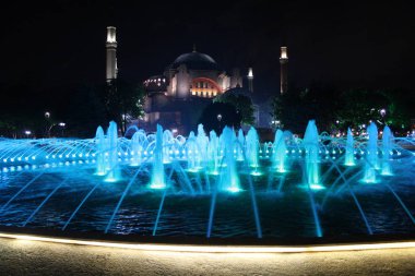 Ayasofya Müzesi önünde çeşmede gece, Istanbul, Türkiye