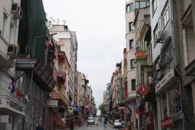 gri gökyüzü arka plan üzerinde yüksek binalar ile sokak görünümü 