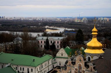 Kiev Pechersk Lavra hill Dinyeper Nehri üzerinde arka plan üzerinde şehir ile 