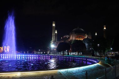 Ayasofya Müzesi önünde çeşmede gece, Istanbul, Türkiye