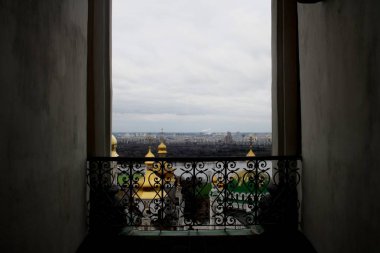 pencere Kiev Pechersk Lavra altın kubbe ile tarih ve Dnieper Nehri üzerinde arka plan görüntüleme 