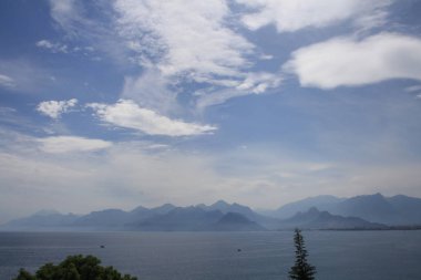 ısmarlayarak arka plan üzerinde Dağları ile sakinleştirmek Deniz yüzeyinin 