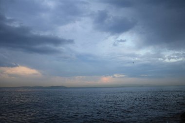 ısmarlayarak zemin üzerine mavi gökyüzü ile sakinleştirmek Deniz yüzeyinin 