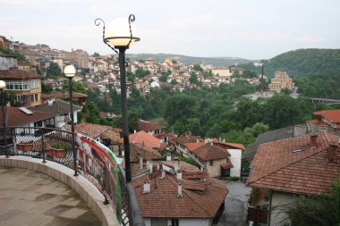 kırmızı çatılar yeşil tepelerle çevrili ile evlere açık gözlem güverteden görüntülemek 