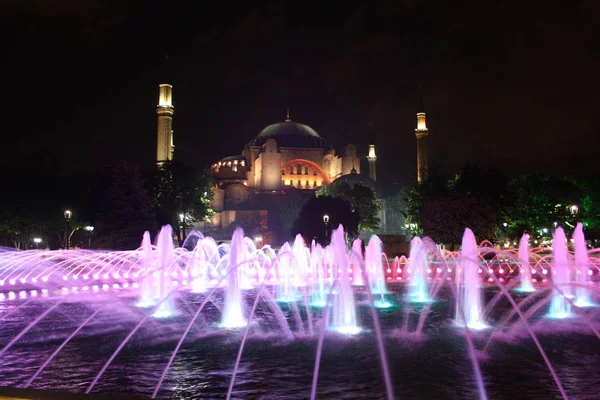 在圣索非亚大教堂前喷泉在晚上 伊斯坦布尔 土耳其 — 图库照片