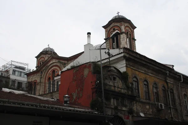 Şehirde Eski Kilise Üzerinde Cadde Görünümü — Stok fotoğraf