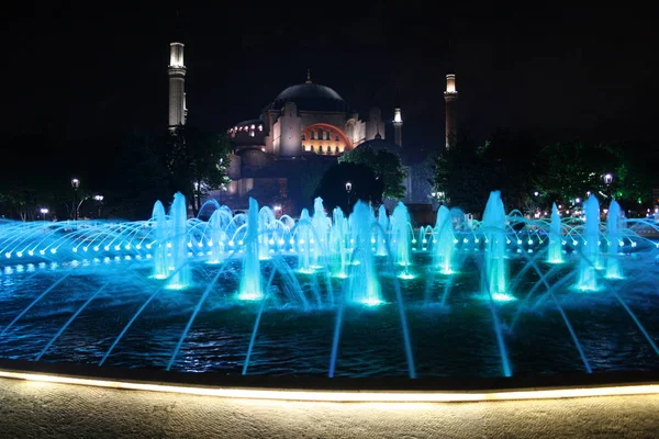在圣索非亚大教堂前喷泉在晚上 伊斯坦布尔 土耳其 — 图库照片