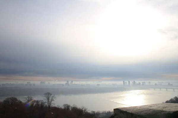 Vue Panoramique Aube Brumeuse Dessus Ville Sur Rive Rivière Matin — Photo