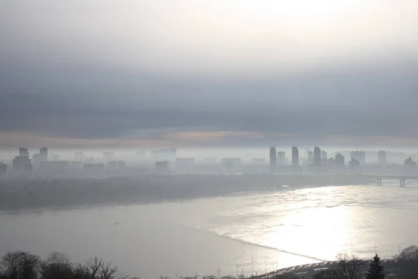 Scenic View Foggy Dawn City Shore River Foggy Morning — Stock Photo, Image