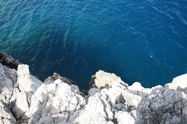Ismarlayarak Mavi Denizde Güneşli Gün Ile Kayalık Kıyı — Stok fotoğraf