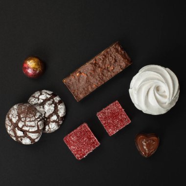 Ev yapımı tatlılar bir dizi: brownie, marshmallow, kurabiye, marm