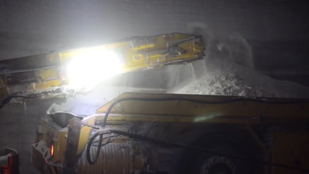 Завантаження Білого Мінералу Машину Шахті Насипне Завантаження Мінералів — стокове відео