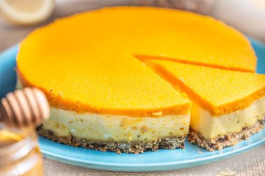 Peynirli kek dilimi mavi plaka üzerinde 