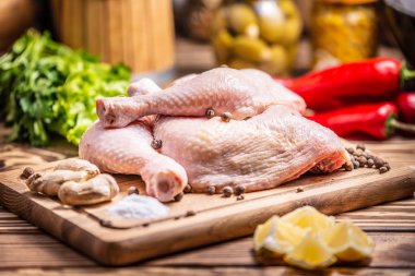 Çiğ tavuk uyluk. Mutfak, beslenme.