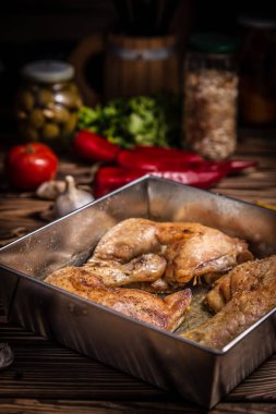 Pişmiş tavuk bacakları. Diyet, yemek.