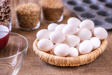 Sepetve pişirme kabında yumurta