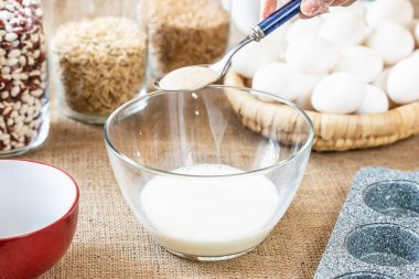 Süt lü cam bir tabak ve bir kaşık maya