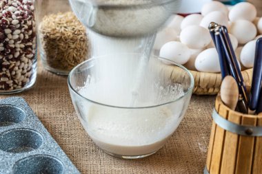 Un bir elekten inceleyip cam bir kase süte elenir..