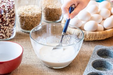 Kaşık el süt maya karıştırın