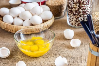 Cam bir kapta kırık yumurta.