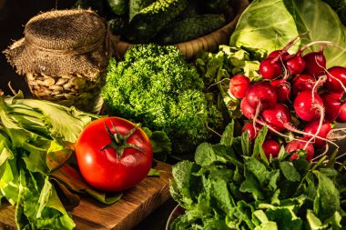 Kırmızı turp, domates, lahana, marul ve limon merhem masada