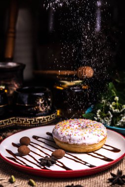 Bir restoranda bir çikolata trüf fındık ile krema donut.