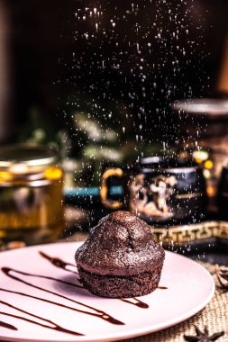 Restoranda pembe tabakta çikolatalı kek. İşadamı br