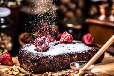 Çilekli çikolata şurubundaki brownie. Şeker kar