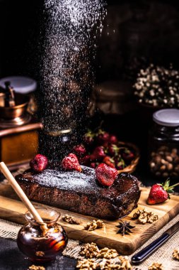 Çilekli çikolata şurubundaki brownie. Şeker kar