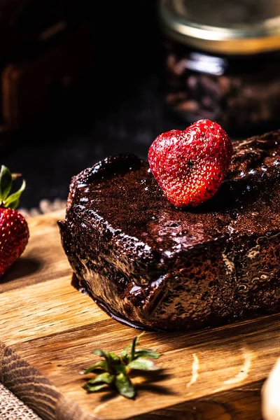 Brownie dalam sirup cokelat dengan stroberi — Stok Foto
