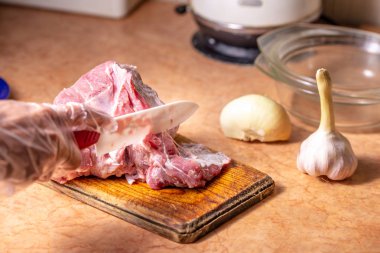 Ellerinde bıçak olan kadın elleri oduna taze et kesti