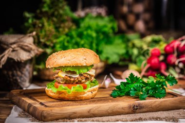 Peynir ve salata ile Burger