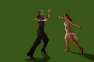 Çift dansçılar wgreen ekranda Latince dans ediyorlar..