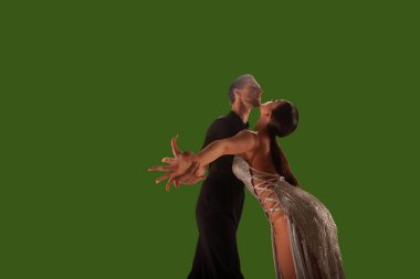 Çift dansçılar wgreen ekranda Latince dans ediyorlar..