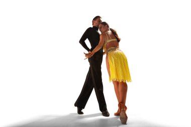 Çift dansçılar beyaz arka planda Latince dans ediyorlar..